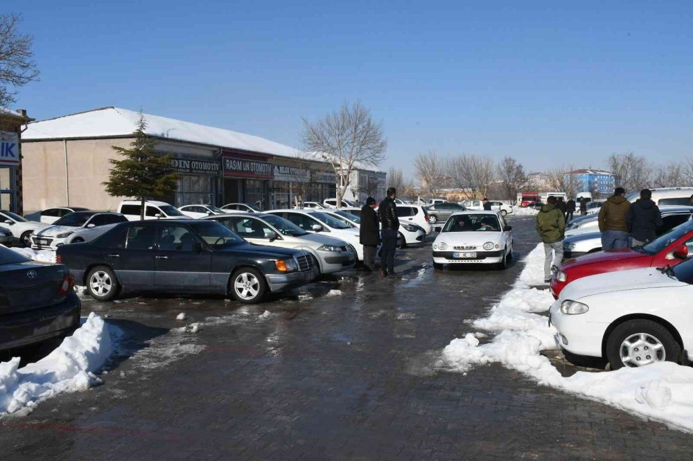 Aksaray'da İkinci Elde Yaprak Kımıldamıyor