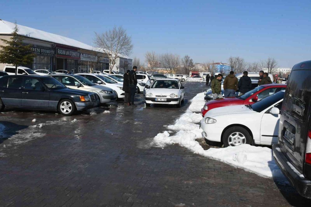 Aksaray'da İkinci Elde Yaprak Kımıldamıyor