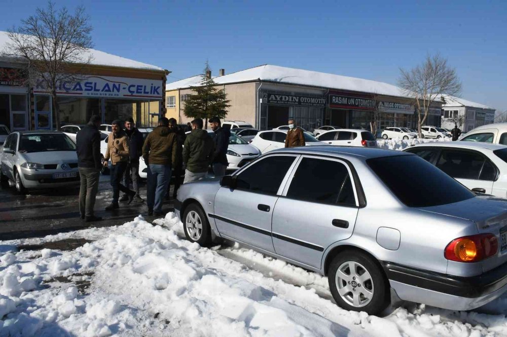 Aksaray'da İkinci Elde Yaprak Kımıldamıyor