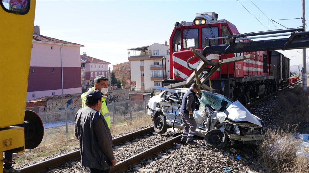 Ankara'da Yük Treni Otomobile Çarptı, 1 Kişi Öldü, 1 Kişi Yaralandı
