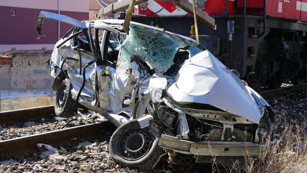 Ankara'da Yük Treni Otomobile Çarptı, 1 Kişi Öldü, 1 Kişi Yaralandı