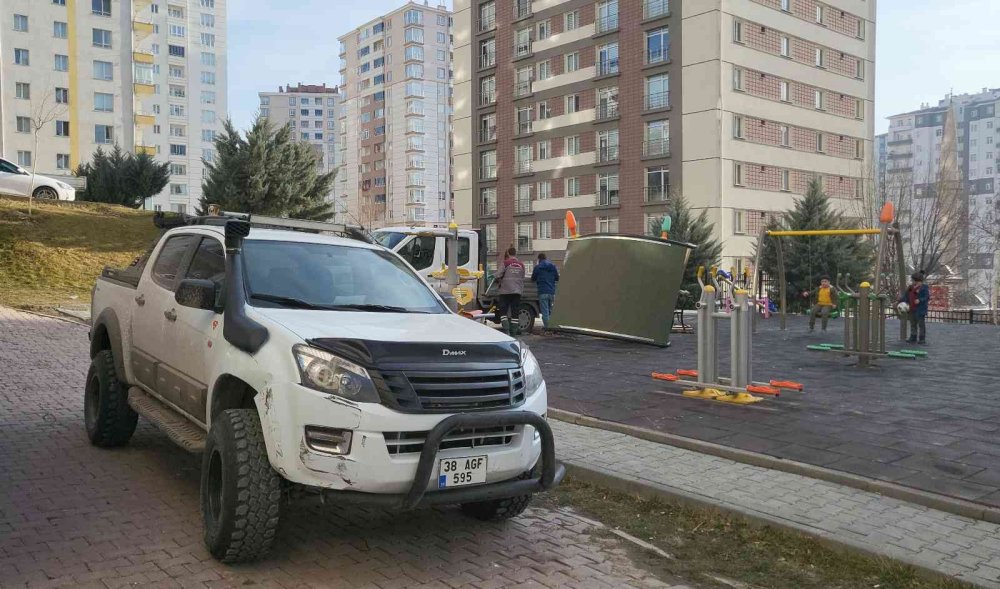 Freni Boşalan Kamyonet Çocuk Parkına Girdi: 2 Yaralı