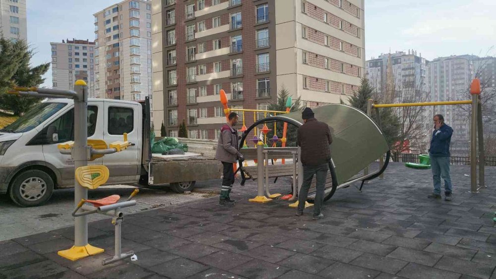 Freni Boşalan Kamyonet Çocuk Parkına Girdi: 2 Yaralı