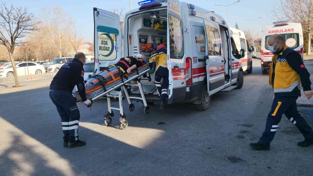 Freni Boşalan Kamyonet Çocuk Parkına Girdi: 2 Yaralı