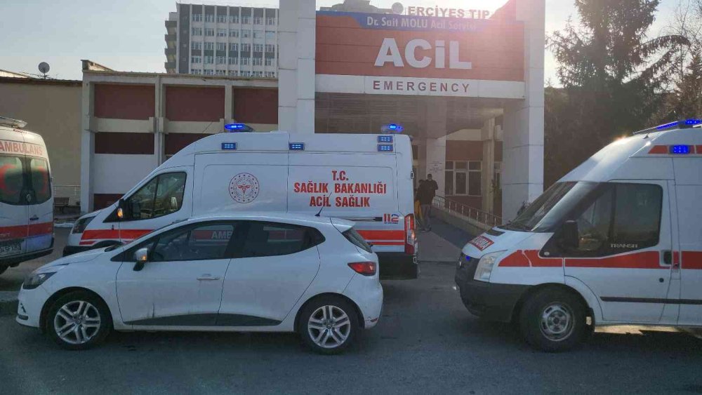 Freni Boşalan Kamyonet Çocuk Parkına Girdi: 2 Yaralı