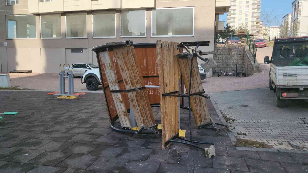 Freni Boşalan Kamyonet Çocuk Parkına Girdi: 2 Yaralı