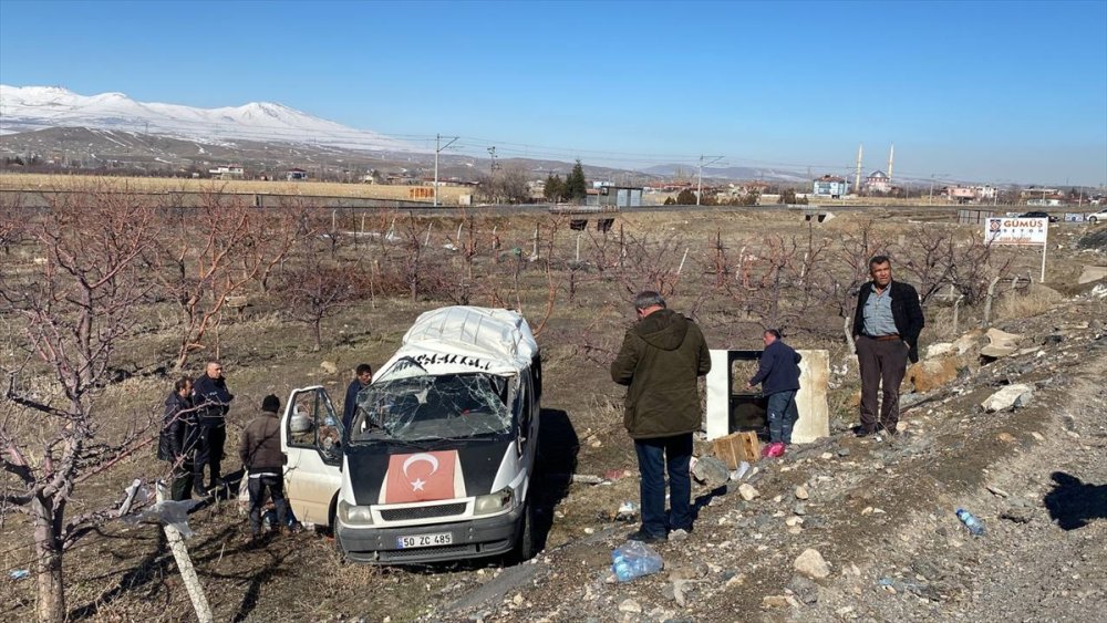 Niğde'de Tarım İşçilerini Taşıyan Minibüs Devrildi, 14 Kişi Yaralandı