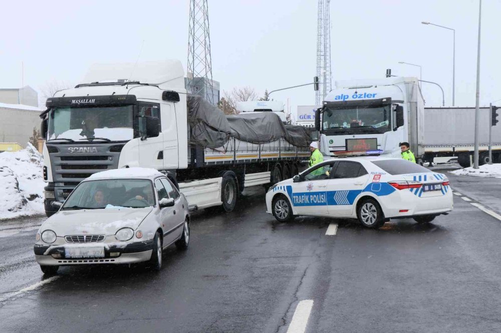 Aksaray’da 3 Karayolu Tipi Sebebiyle Trafiğe Kapandı