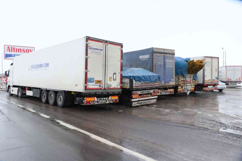 Aksaray’da 3 Karayolu Tipi Sebebiyle Trafiğe Kapandı