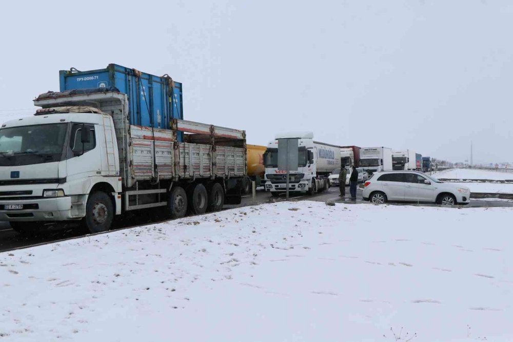 Aksaray’da 3 Karayolu Tipi Sebebiyle Trafiğe Kapandı