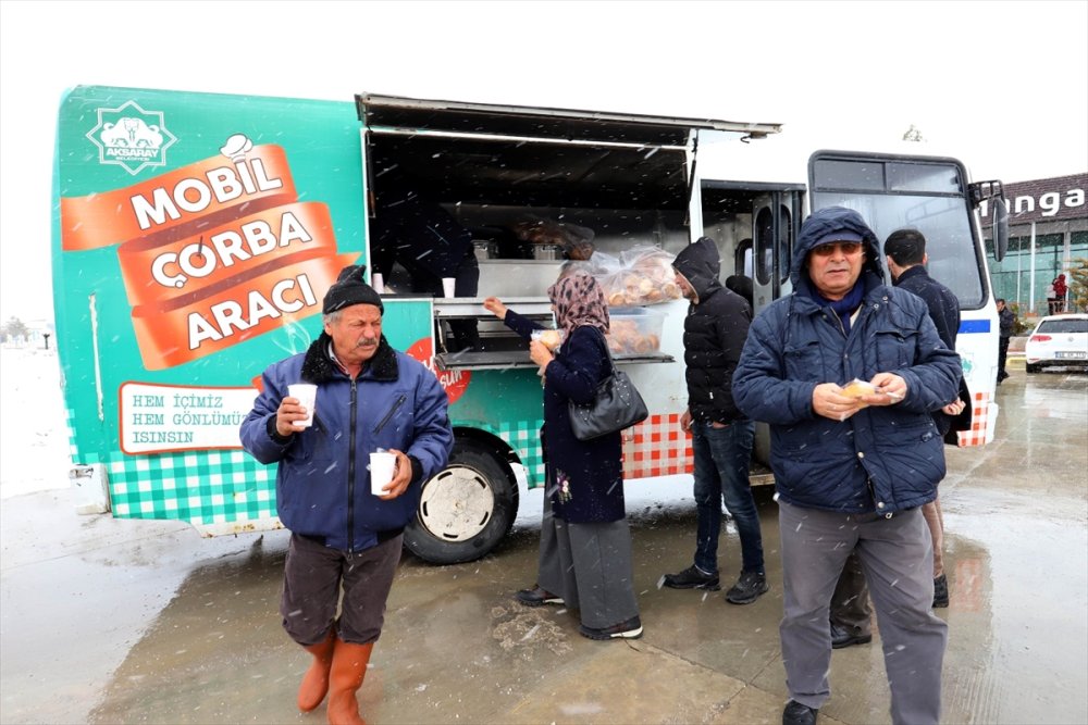 Aksaray'da Yoğun Kar Nedeniyle Bekletilen Yolculara Çorba İkram Edildi