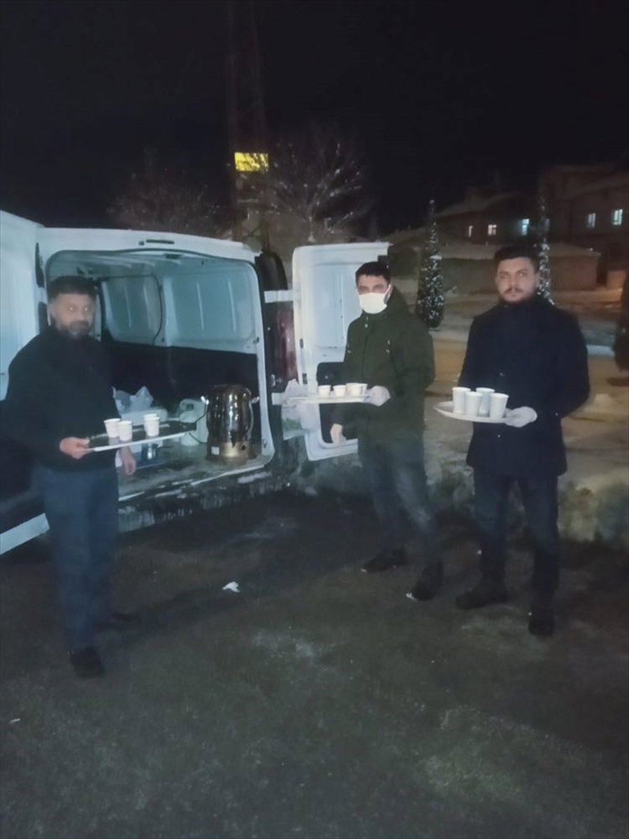 Karapınar'da Yolda Kalan Sürücülere "ballı Süt" İkram Edildi