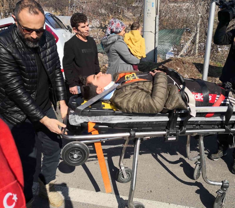 Aksaray'da Otomobil Önce Direğe Sonra Bahçe Tellerine Çarptı