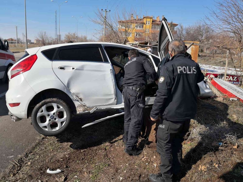 Aksaray'da Otomobil Önce Direğe Sonra Bahçe Tellerine Çarptı
