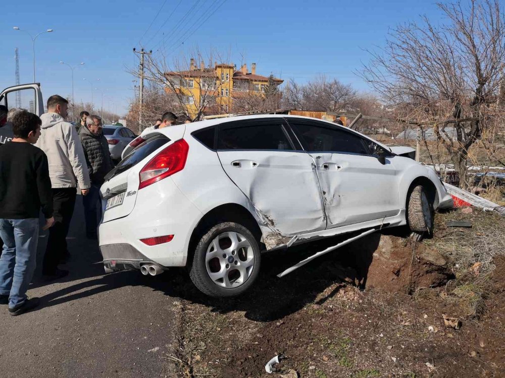 Aksaray'da Otomobil Önce Direğe Sonra Bahçe Tellerine Çarptı