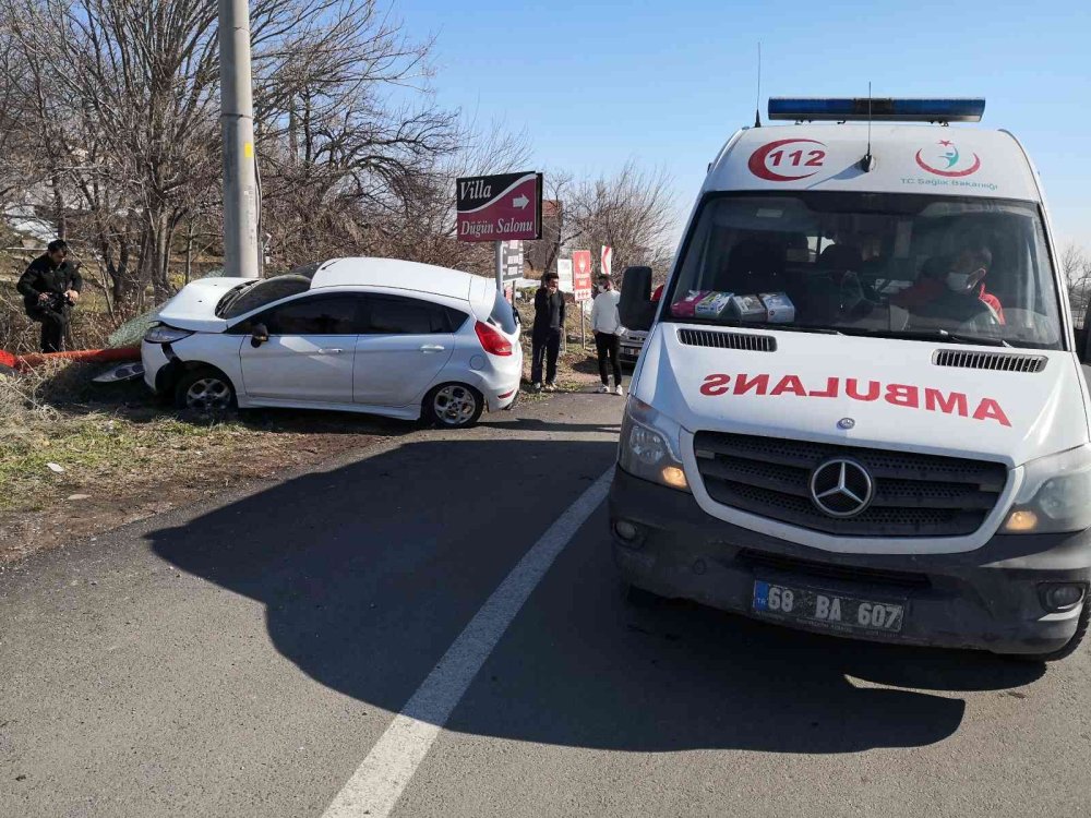 Aksaray'da Otomobil Önce Direğe Sonra Bahçe Tellerine Çarptı