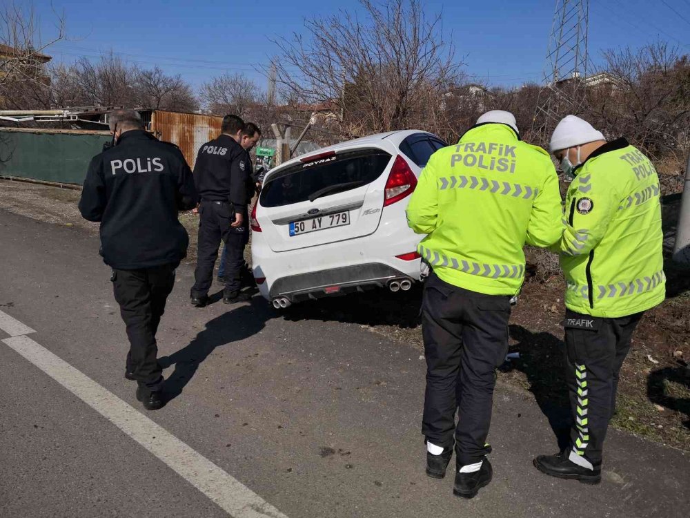 Aksaray'da Otomobil Önce Direğe Sonra Bahçe Tellerine Çarptı