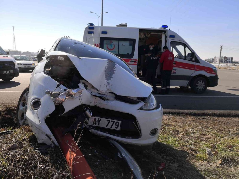 Aksaray'da Otomobil Önce Direğe Sonra Bahçe Tellerine Çarptı