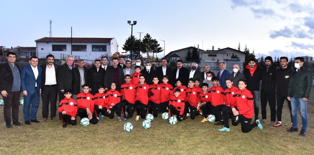 Karaman'da İl Özel İdare Sporcularına Malzeme Desteği