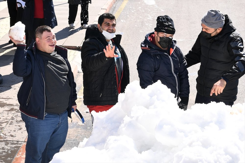 Mersin'de Özel Gereksinimlilere Kar Sürprizi