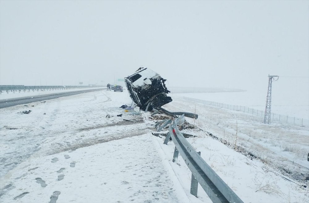 Niğde'de Devrilen Tırın Sürücüsü Öldü