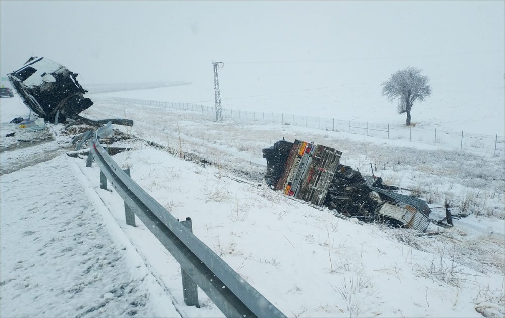 Niğde'de Devrilen Tırın Sürücüsü Öldü