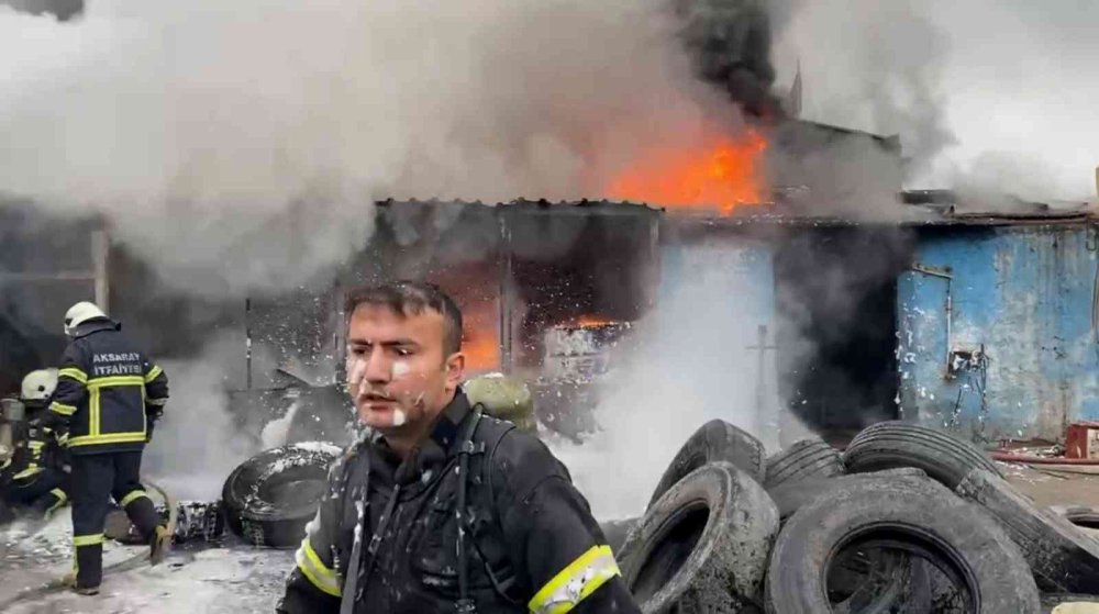 Aksaray’da Lastikçi Dükkanı Alev Alev Yandı
