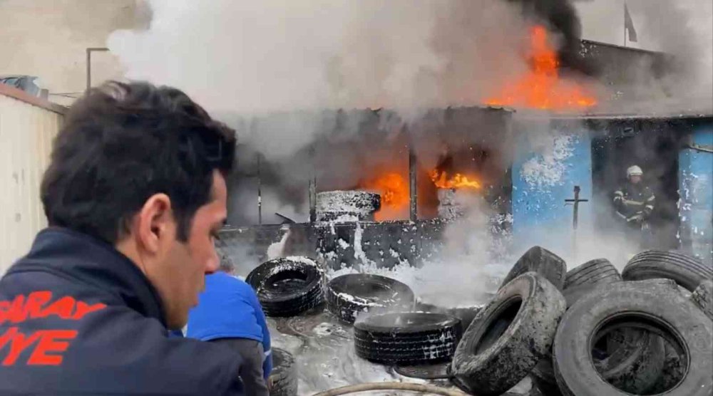 Aksaray’da Lastikçi Dükkanı Alev Alev Yandı