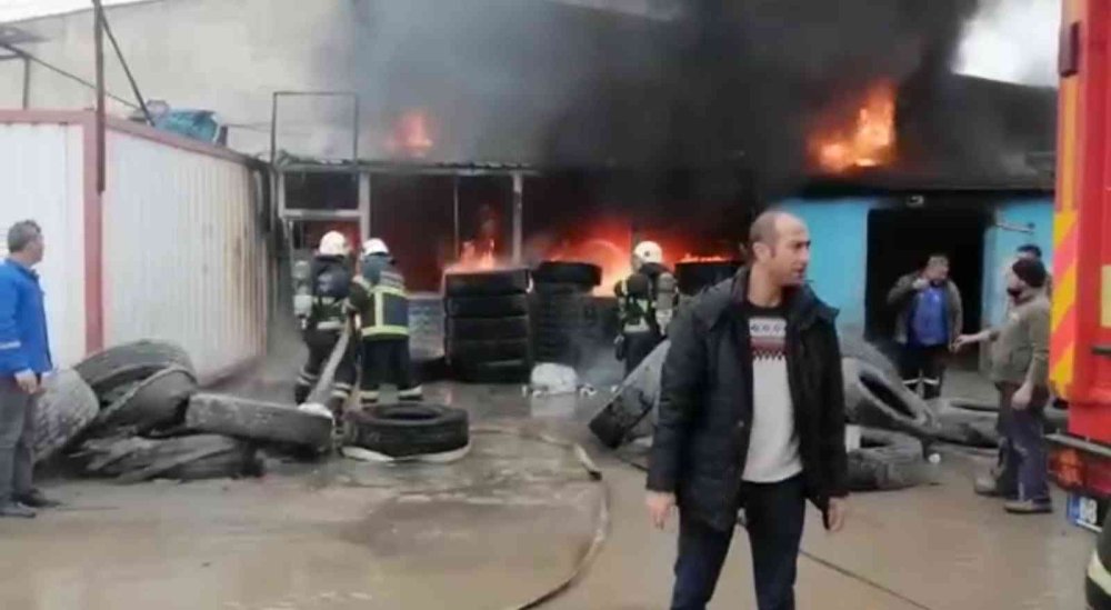 Aksaray’da Lastikçi Dükkanı Alev Alev Yandı