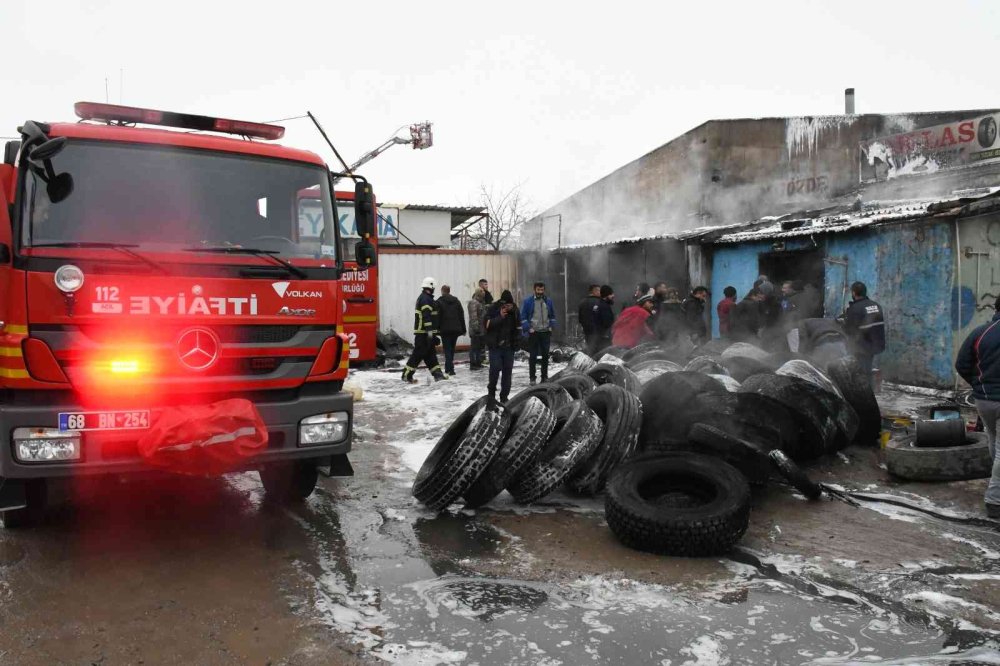 Aksaray’da Lastikçi Dükkanı Alev Alev Yandı