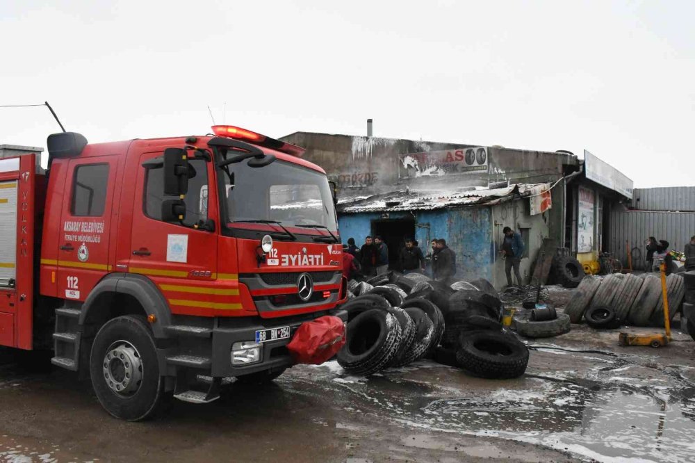 Aksaray’da Lastikçi Dükkanı Alev Alev Yandı