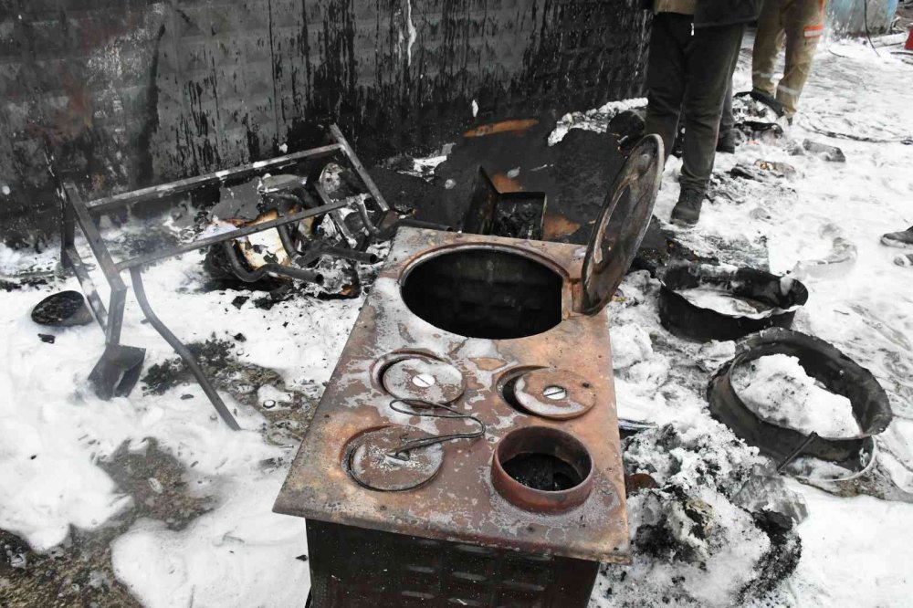 Aksaray’da Lastikçi Dükkanı Alev Alev Yandı