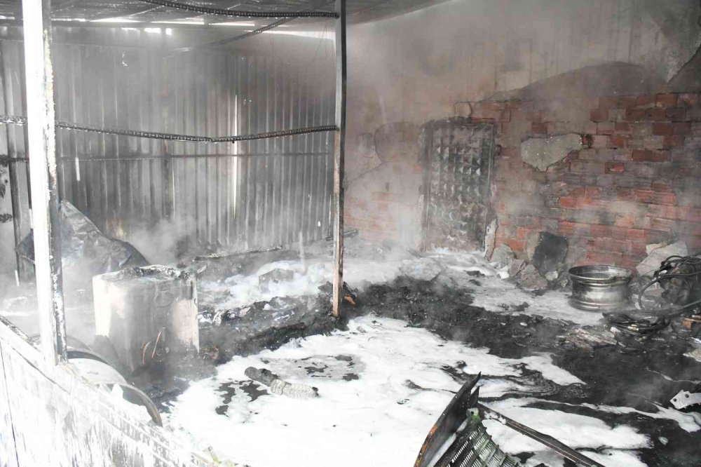 Aksaray’da Lastikçi Dükkanı Alev Alev Yandı