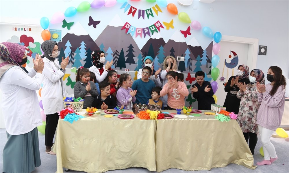 Kayseri Engelsiz Çocuk Evi'nde Sürpriz Doğum Günü Kutlaması