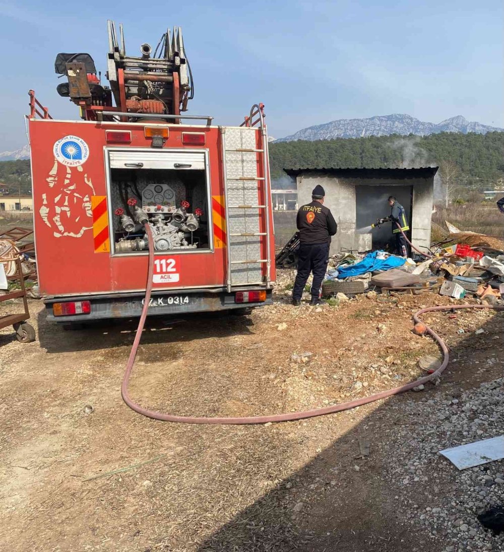 Yangında Küle Dönen Evde, Emekli Öğretmenin Cesedine Ulaşıldı