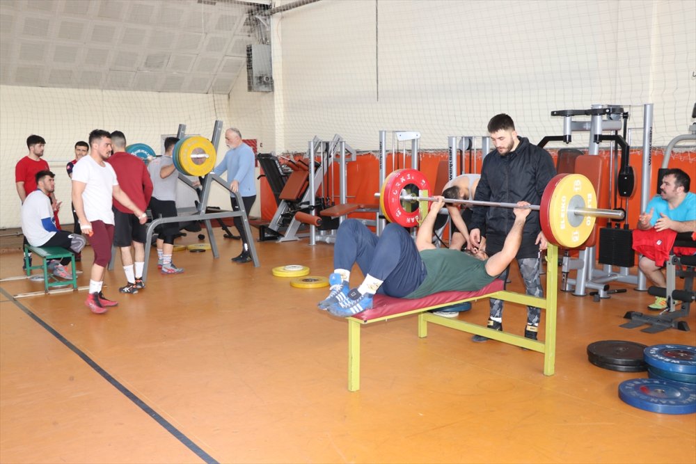 İşitme Engelli Milli Güreşçiler Olimpiyat Hedefiyle Ter Döküyor