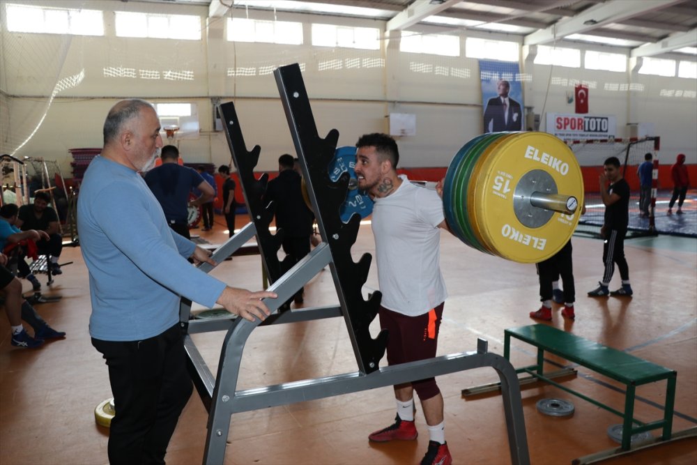 İşitme Engelli Milli Güreşçiler Olimpiyat Hedefiyle Ter Döküyor