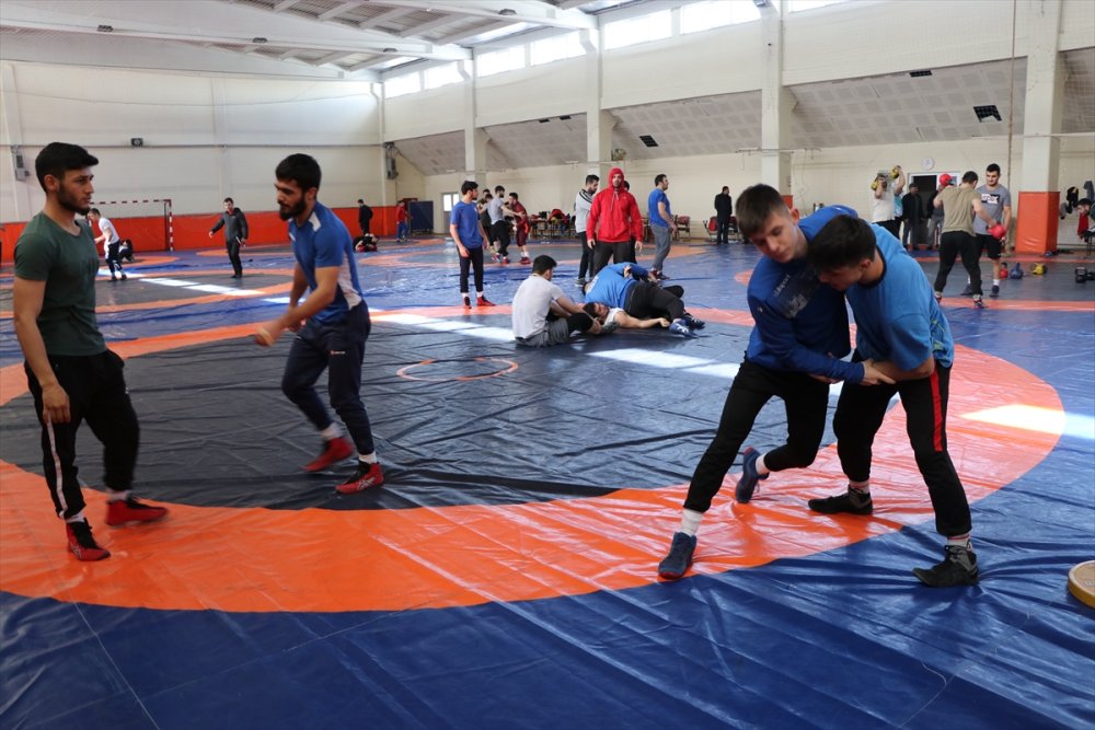 İşitme Engelli Milli Güreşçiler Olimpiyat Hedefiyle Ter Döküyor