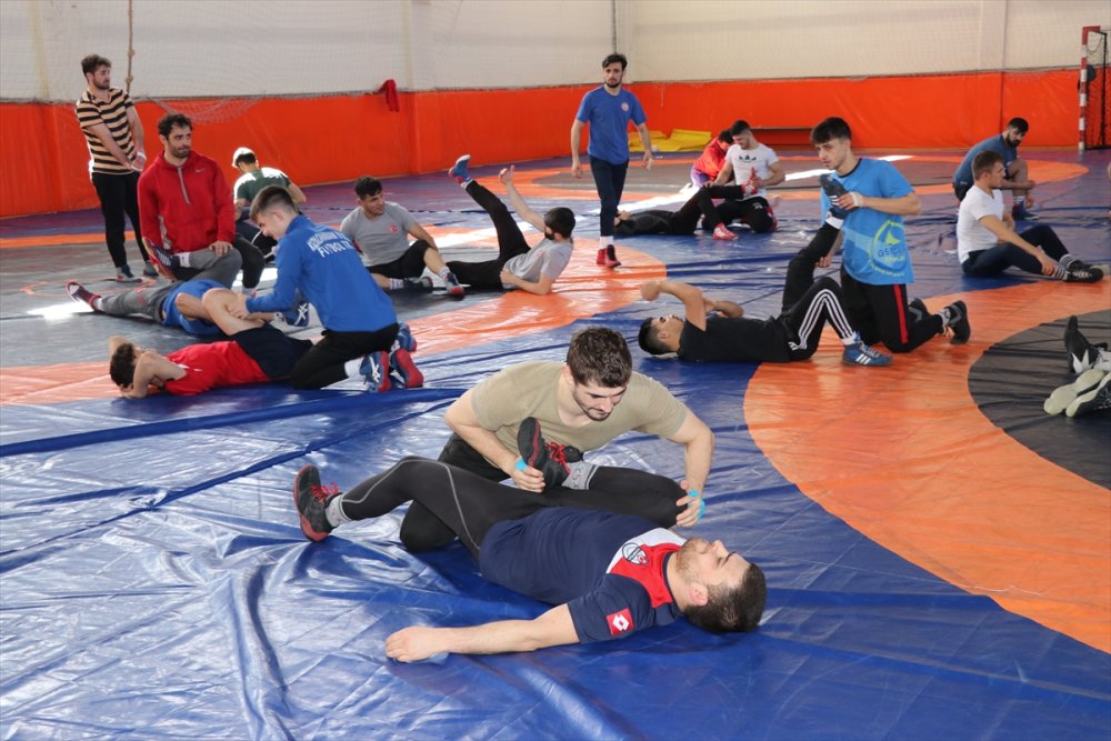 İşitme Engelli Milli Güreşçiler Olimpiyat Hedefiyle Ter Döküyor