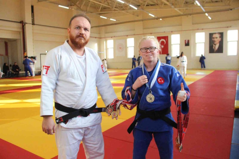 Karaman'ın Altın Kızı Cahide’nin Judoda Fırtına Gibi Esiyor
