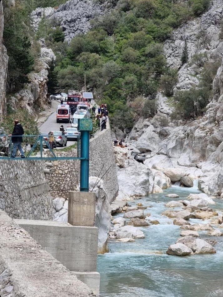 Kemer’de Otomobil Dereye Uçtu: 1’i Ağır, 4 Yaralı