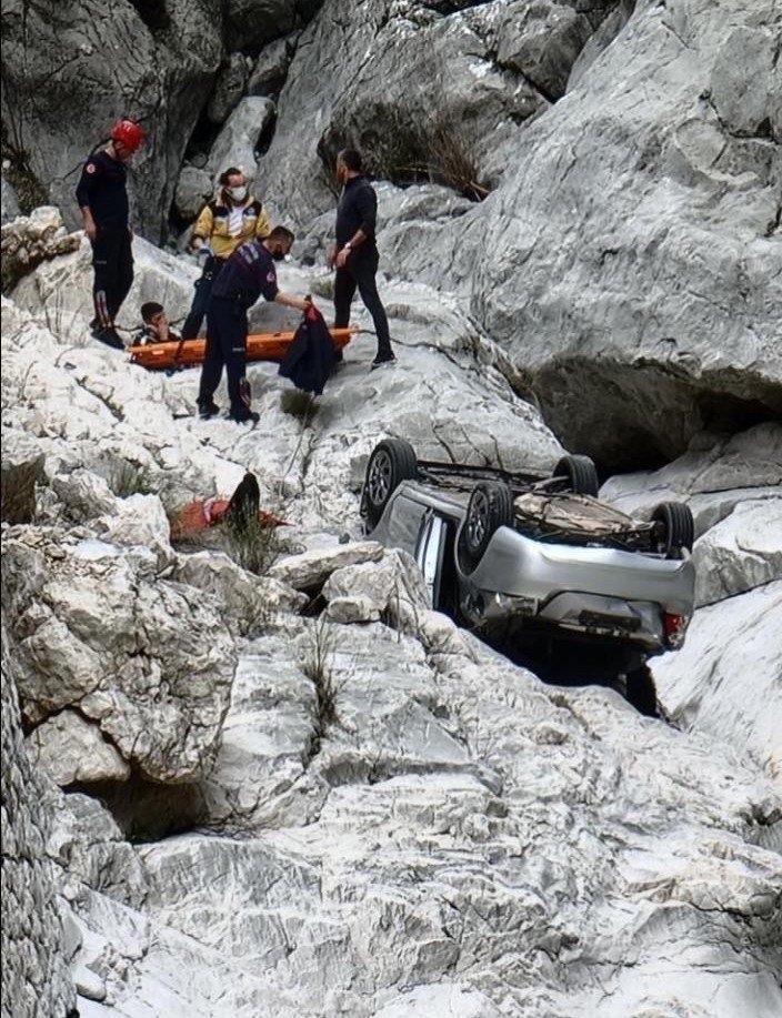 Kemer’de Otomobil Dereye Uçtu: 1’i Ağır, 4 Yaralı