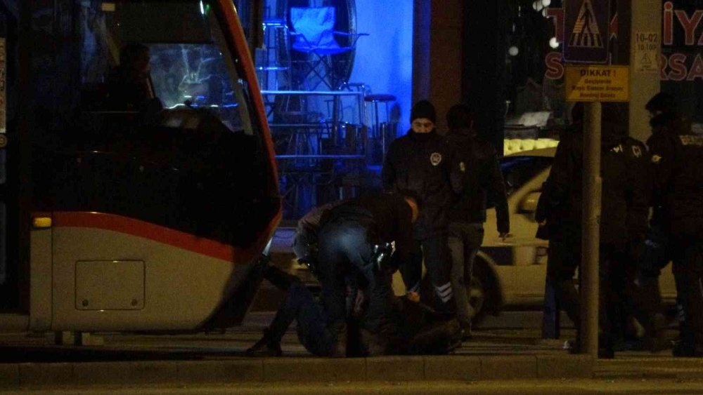 Alkollü Şahıs Tramvay Hattını Karıştırdı