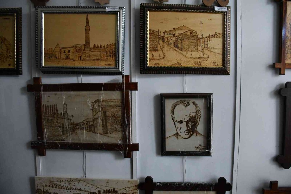 Mimar Olamadı Ama Hayallerini Ahşaba Resmediyor