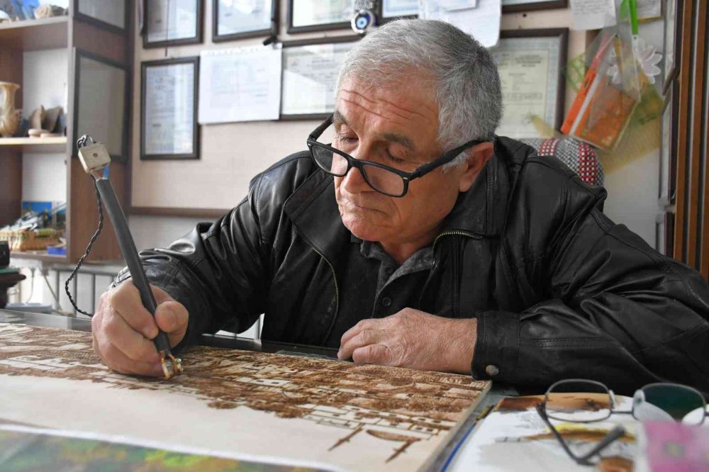 Mimar Olamadı Ama Hayallerini Ahşaba Resmediyor