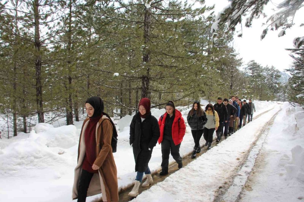 Konya’da Doğa Tutkunlarından Kar Yürüyüşü