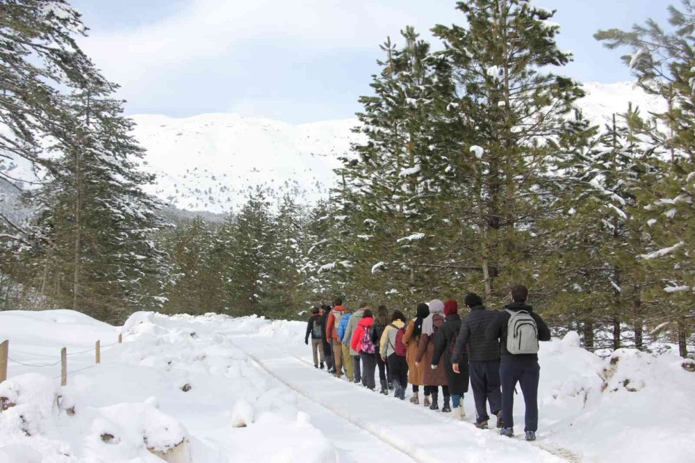 Konya’da Doğa Tutkunlarından Kar Yürüyüşü