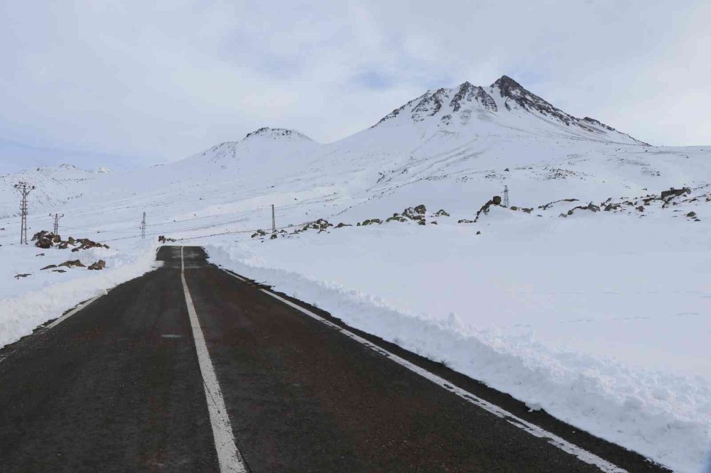 Bu Yol Karlı Dağa Gider!