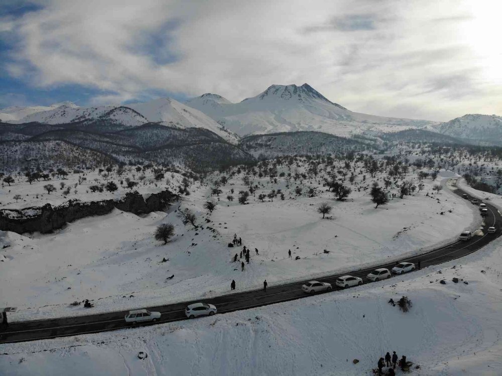 Bu Yol Karlı Dağa Gider!
