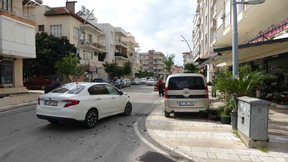 Kaza Yapan Araç Çöp Kutusuna Takıldı